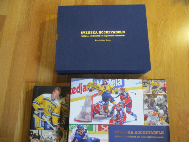 SVENSKA HOCKEYADELN Foto: Stickan Kenne SIGNED jääkiekko ice