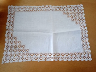 Pieni pellava liina jossa käpypitsiä