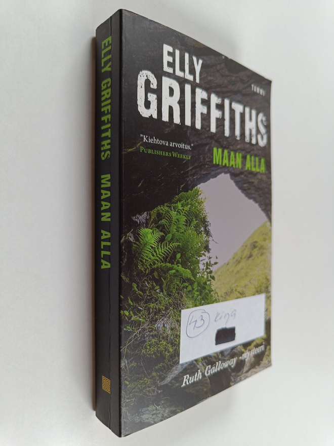 Elly Griffiths : Maan alla