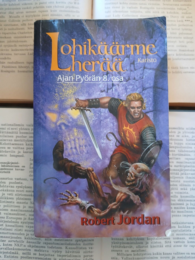 Robert Jordan - Ajan pyörä 8: Lohikäärme herää (pokkari)