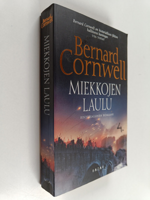 Bernard Cornwell : Miekkojen laulu : historiallinen romaani