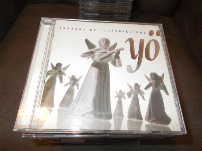 CD YÖ ** RAKKAUS ON LUMIVALKOINEN **