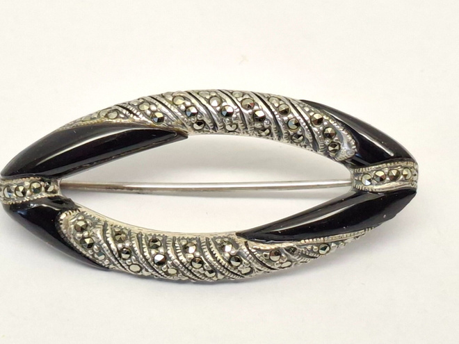 Rintakoru Art Deco musta emali ja markasiitti hopea 925