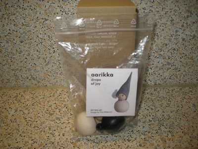 Aarikka koottava tonttu