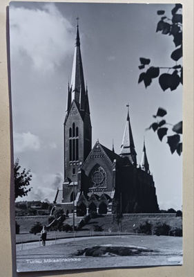 Turku, Mikaelinkirkko, poika kirkon edessä, vkpk, 1937, ei p
