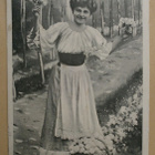 Nuori leidi poimimassa kevätkukkia, mv pk, p. 1907 - pikkukuva 1