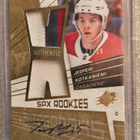 Jesperi Kotkaniemi 2018-19 SPx Rookies Auto Patch /25 - pikkukuva 1