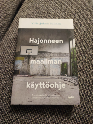 Hajonneen maailman käyttöohje Ville-Juhani Sutinen