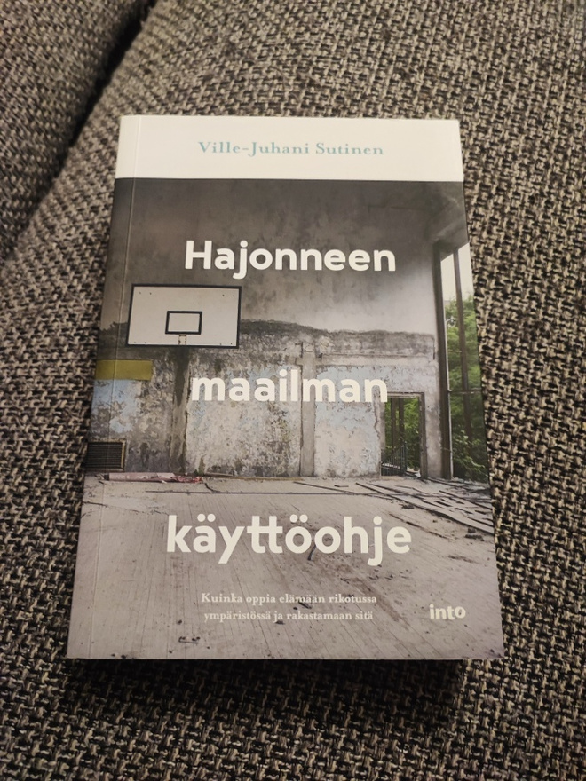 Hajonneen maailman käyttöohje Ville-Juhani Sutinen