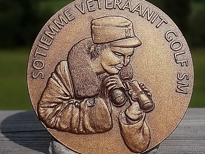 Sotaveteraani mitali. Pronssia. Valmistajan leimalla. Halkai
