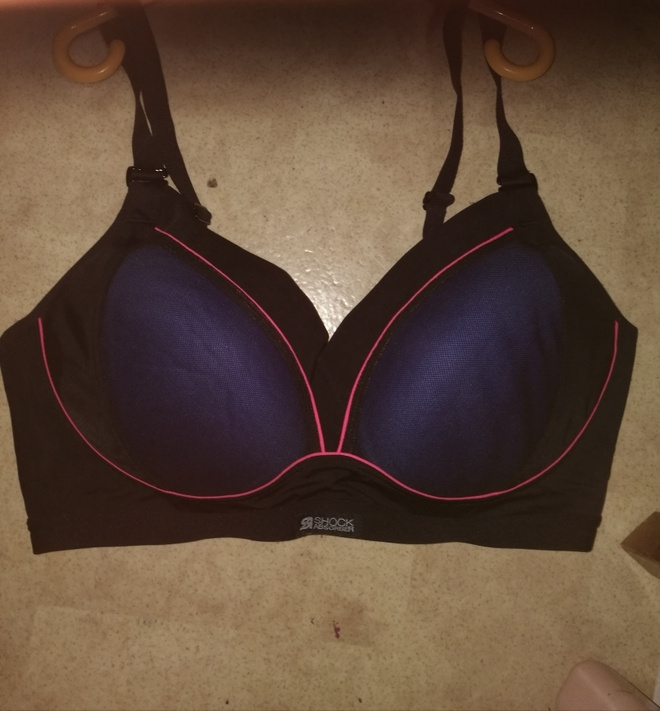 Shock-merkkiset urheilu rintaliivit 85 D  38 D )