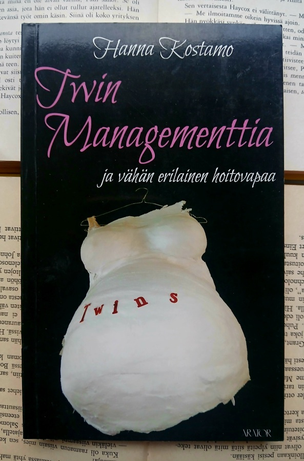 Hanna Kostamo - Twin managementtia (nid., sign.)