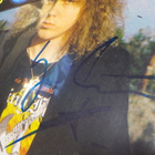 YNGWIE MALMSTEEN LEHTIKUVA ITSE MESTARIN NIMMARILLA - pikkukuva 2