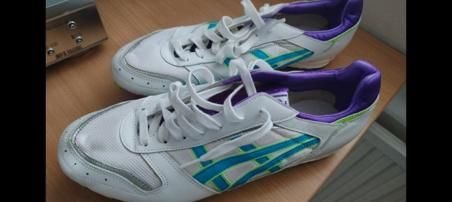 Asics 42-42,5 koko piikkarit.