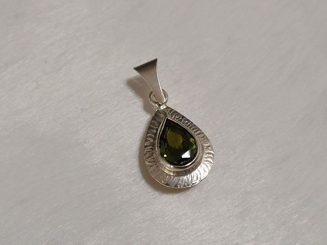 Kotimainen Design Hopea riipus kivillä KI 925