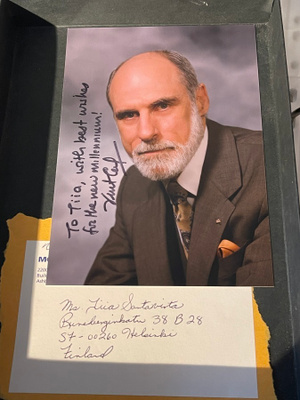 "Internetin isä" Vint Cerf nimikirjoitus promokuvassa