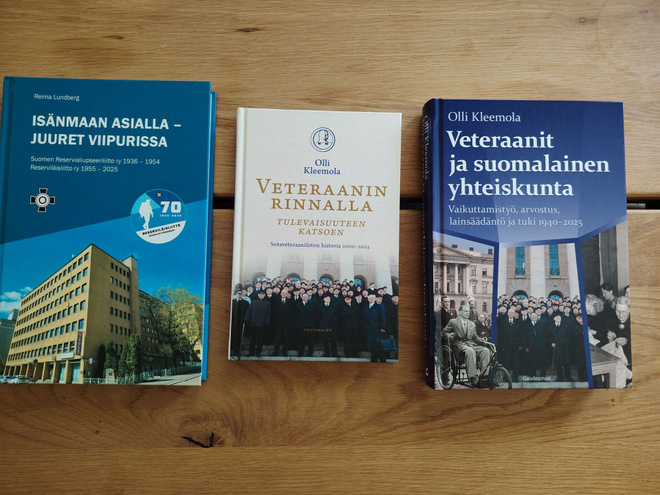 Kolme RES- / Veteraani aiheista kirjaa pakettina