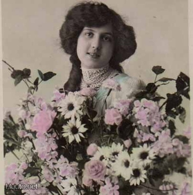 NAINEN / Erikoisen kaunis tyttö ja kukka-asetelma. 1900-l.