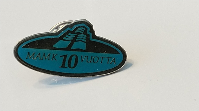 MAMK 10 vuotta pinssi