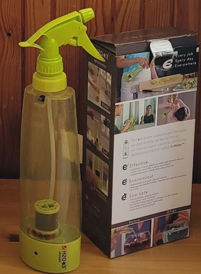 Suihkupullo "sähkövedellä" puhdistamiseen