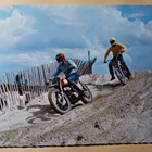 Motocross, kaksi henkilöä vauhdissa, p. 1990 - pikkukuva 1