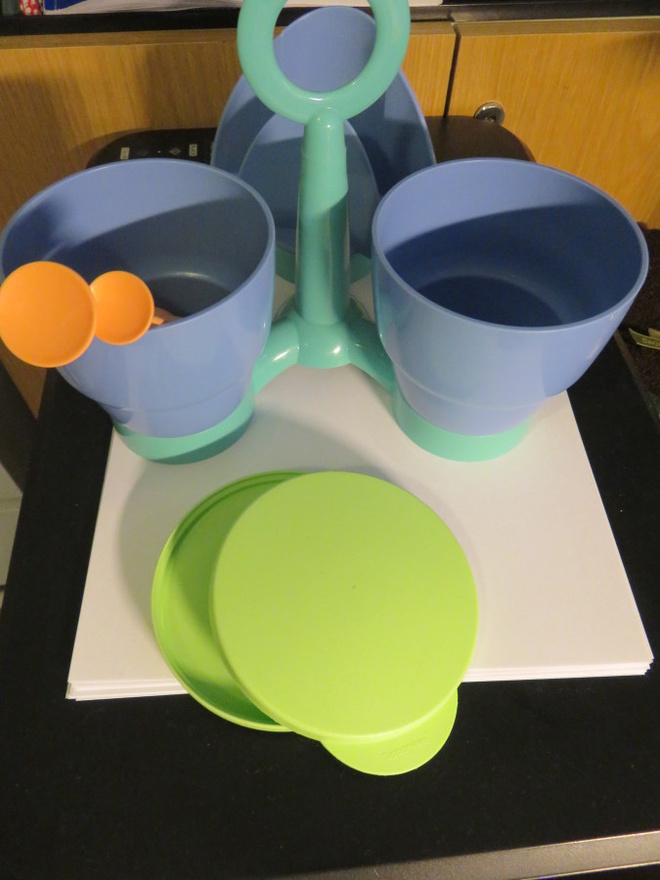 TUPPERWARE    HAUSKA  TARJOILU TELINE  8 OSAA