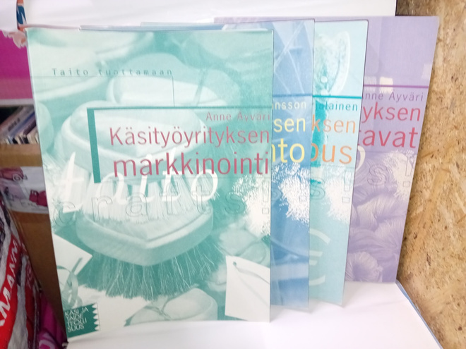 4 kpl Taito tuottamaan sarjan kirjoja ( SIS POSTIKULU )