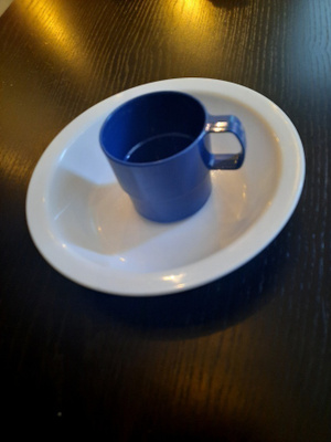 Muovilautanen ja -muki