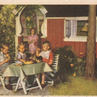 Lapset pihalla - herkkupöytä - talo - vanha kortti - pikkukuva 1