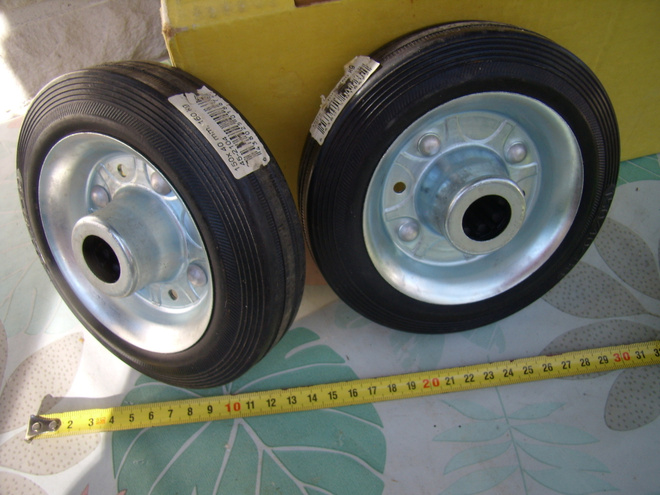 Hyväkuntoiset pyörät.150 x 10 mm.160 kg.