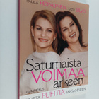 Paula Heinonen ym. : Satumaista voimaa arkeen : uutta puh... - pikkukuva 1