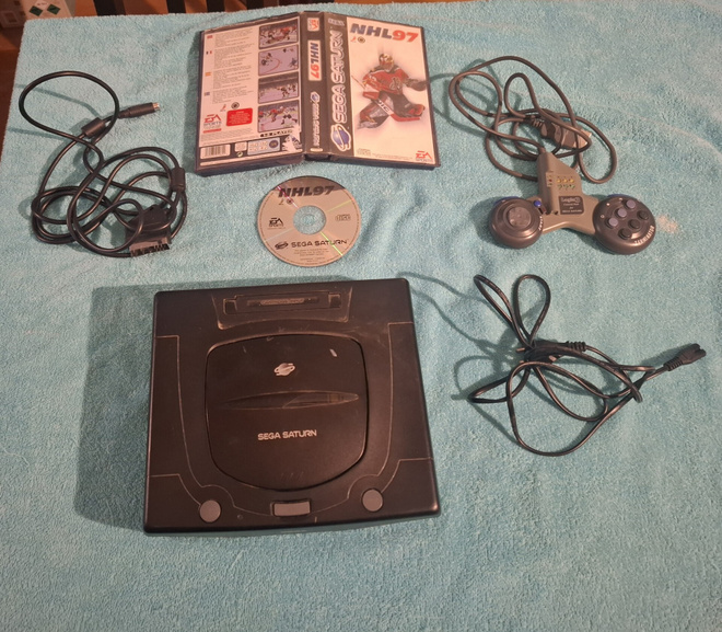 Sega Saturn -konsoli + NHL 97 (PAL)