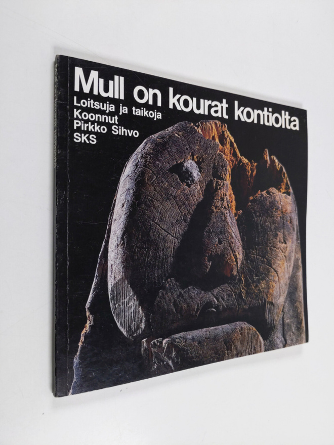 Pirkko Sihvo : Mull on kourat kontiolta : loitsuja ja tai...