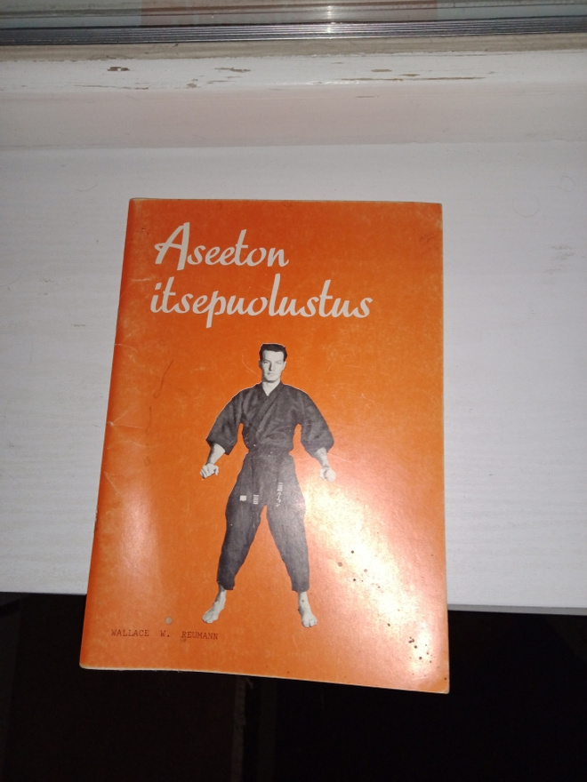 Aseeton itsepuolustus kirja / vihko vuosi 1976.