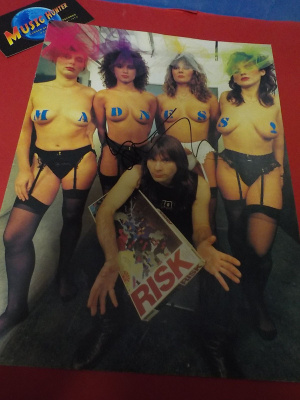 BRUCE DICKINSON [IRON MAIDEN] NIMIKIRJOITUS LEHTILEIKKEESSÄ