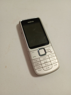 Nokia 2710 -puhelin Varaosiksi tai korjattavaksi.