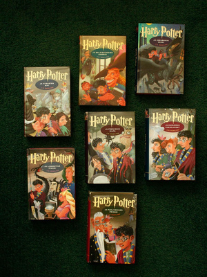 J. K. Rowling Harry Potter kirjasarja (kannet: Mika Launis)