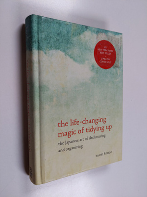 Marie Kondo : The life-changing magic of tidying : the Ja...