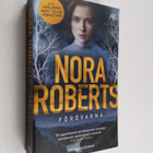 Nora Roberts : Förövarna : spänningsroman - pikkukuva 1