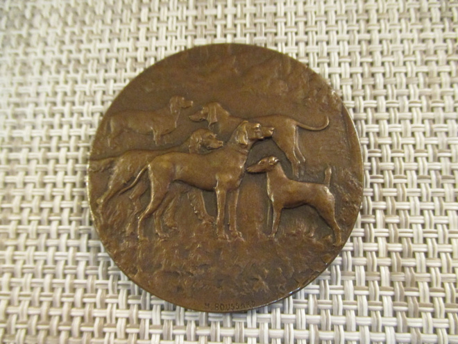 Koira-aiheinen mitali / Boussard.