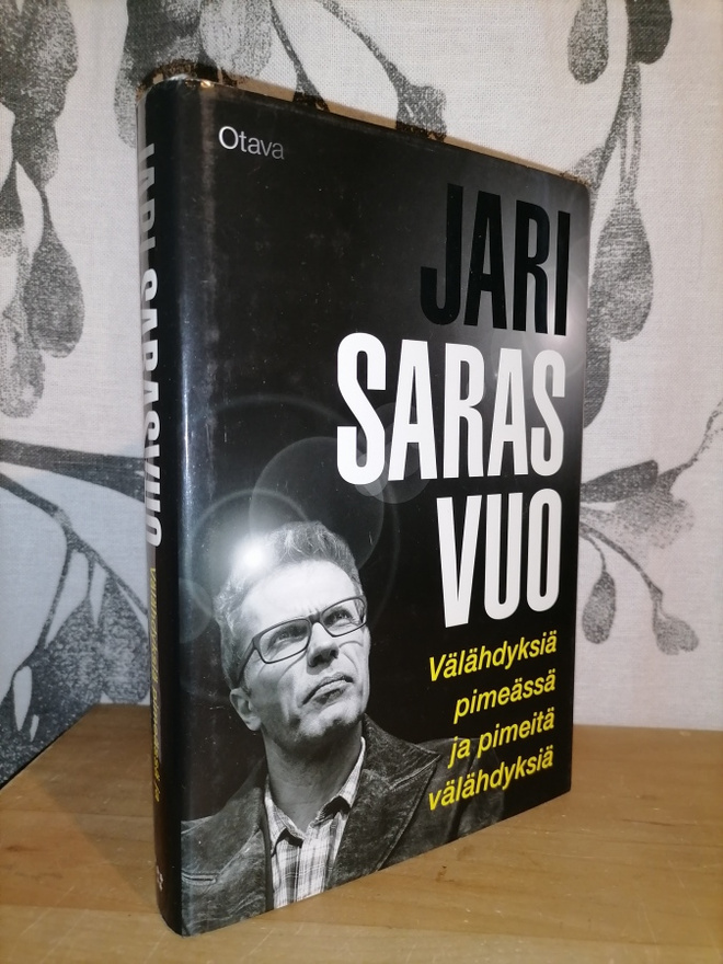 Jari Sarasvuo - Välähdyksiä pimeässä ja pimeitä välähdyksiä