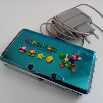 Nintendo 3DS käsikonsoli + laturi (VIALLINEN!!!)