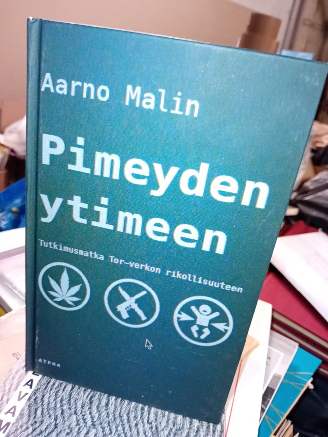 Aarno Malin :  Pimeyden ytimeen ( SIS POSTIKULU  )