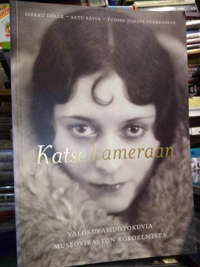 Dölle :  Katse kameraan ( SIS POSTIKULU)