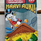 Aku Ankan taskukirja • 158-159: Haavi auki; Yli esteiden - pikkukuva 1