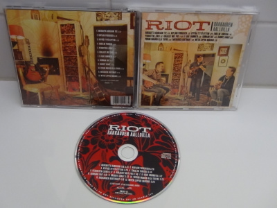 RIOT, RAKKAUDEN AALLOILLA
