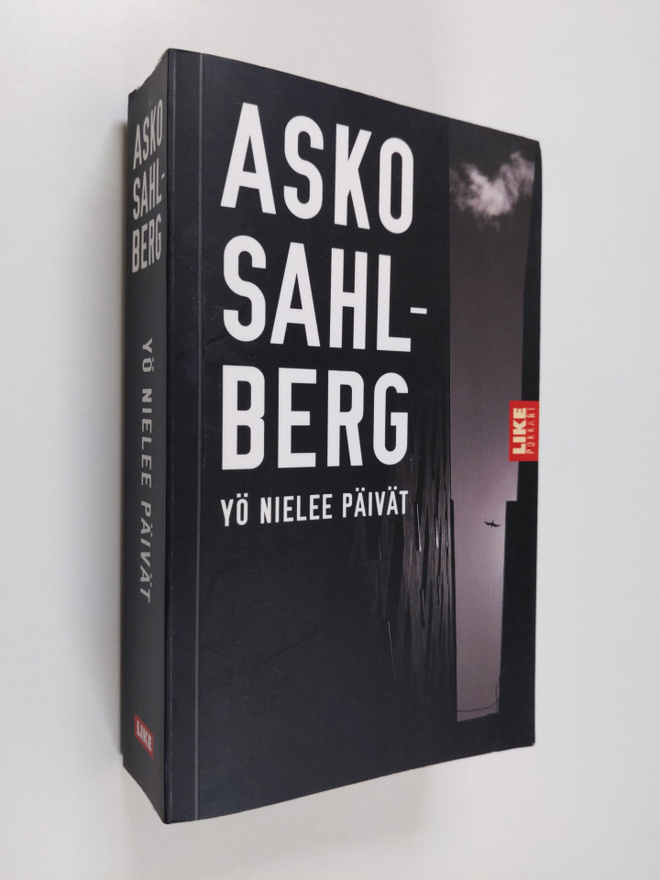 Asko Sahlberg : Yö nielee päivät