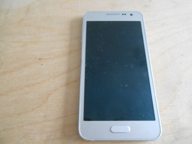 Samsung Galaxy A3 varaosiksi/korjattavaksi.
