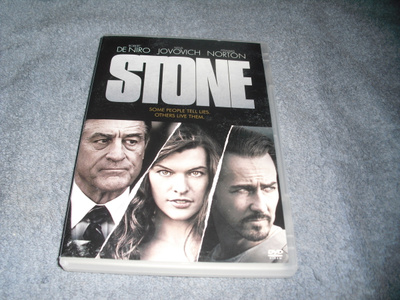 STONE (Robert De Niro)***