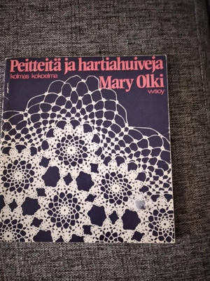 Mary Olki Peitteitä ja hartiahuiveja